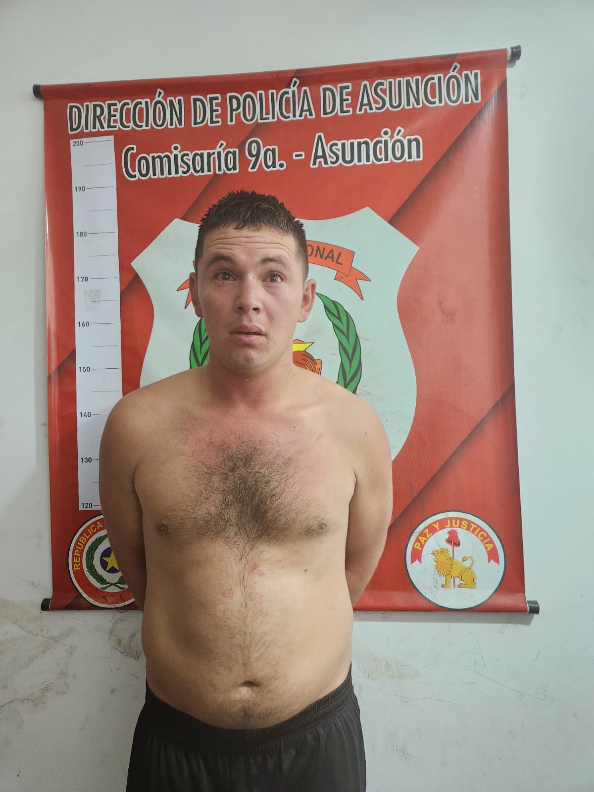 Choca dos columnas de la ANDE con camioneta ajena y huye desnudo sobre avenida España