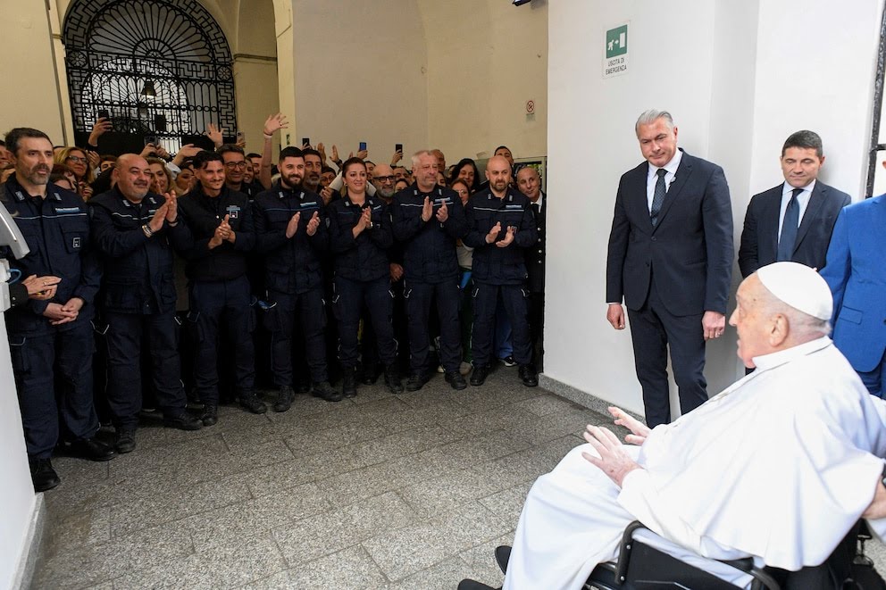 El Papa Francisco retoma sus gestos de cercanía: visita a una cárcel durante su recuperación