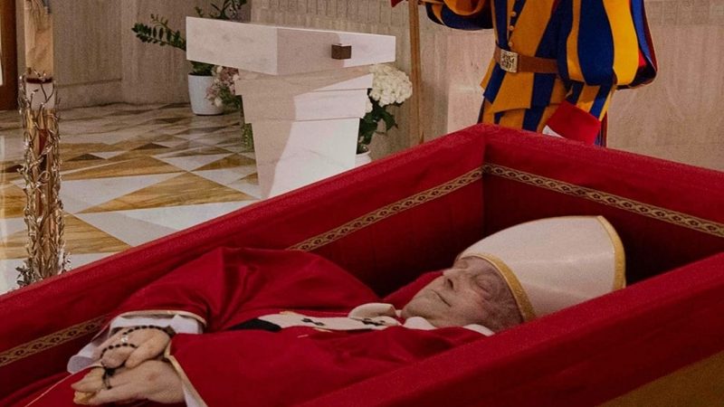 Primera imagen del cuerpo del Papa Francisco conmovió al mundo: El Pontífice del pueblo descansa en la Casa del Padre