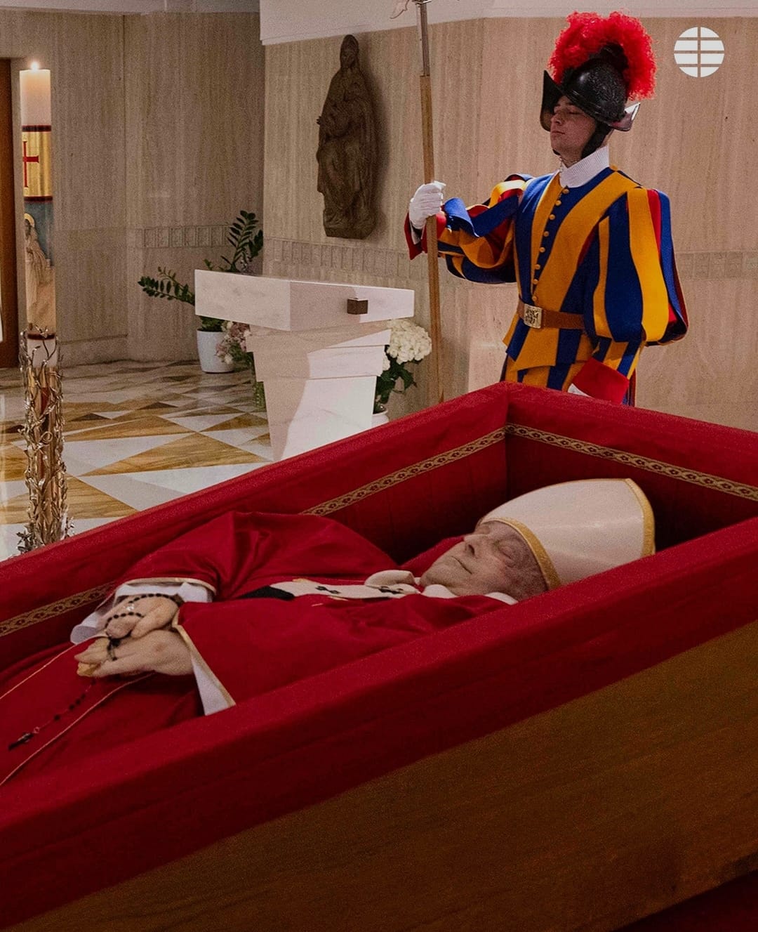 Primera imagen del cuerpo del Papa Francisco conmovió al mundo: El Pontífice del pueblo descansa en la Casa del Padre