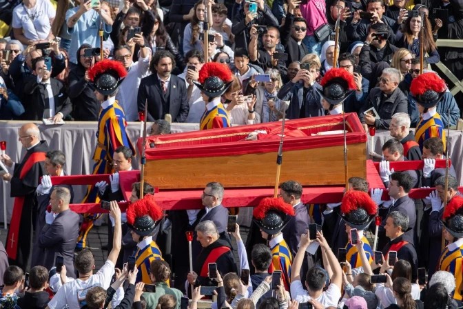 Los secretos del ataúd del Papa Francisco: un velo de seda, monedas y un ritual cargado de simbolismo