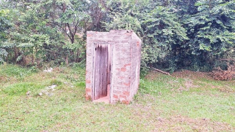 “Es inaceptable que en pleno 2025 aún haya escuelas con letrinas”: Senador Villalba exige acción ante el abandono escolar