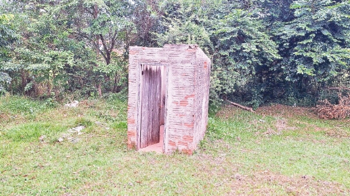 “Es inaceptable que en pleno 2025 aún haya escuelas con letrinas”: Senador Villalba exige acción ante el abandono escolar