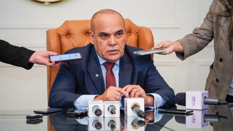 “Al que madruga, Dios le ayuda”, dice «Bachi» Núñez y minimiza advertencia sobre salud por cambio de horario