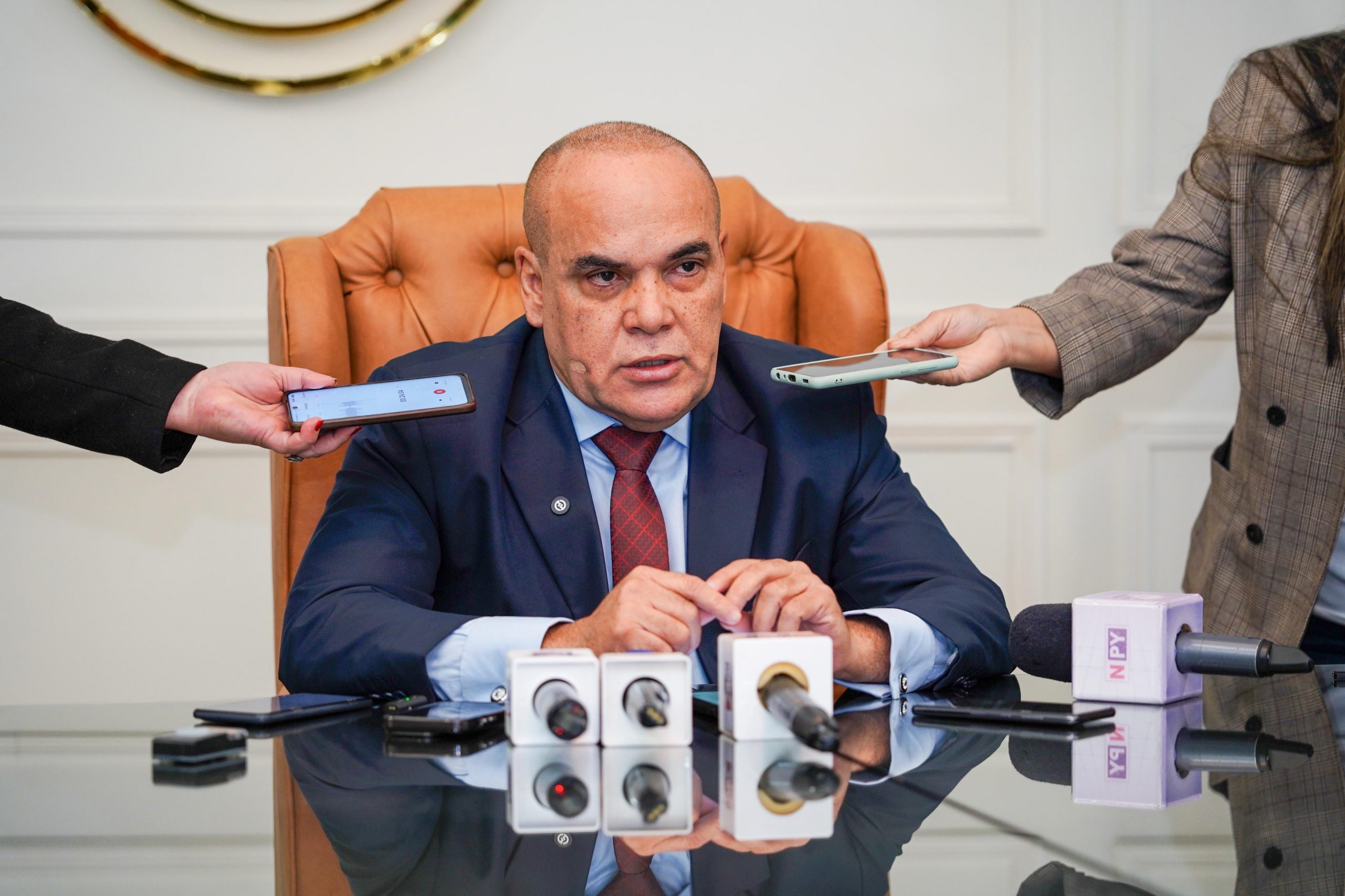 “Al que madruga, Dios le ayuda”, dice «Bachi» Núñez y minimiza advertencia sobre salud por cambio de horario