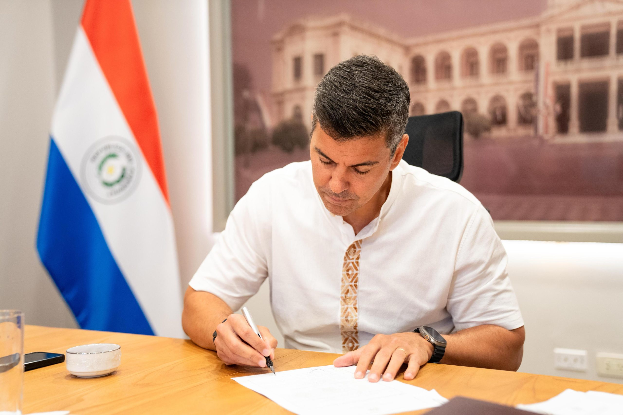 Peña prohíbe aumentos salariales y festejos: Gobierno aprieta el cinturón de cara al 2026