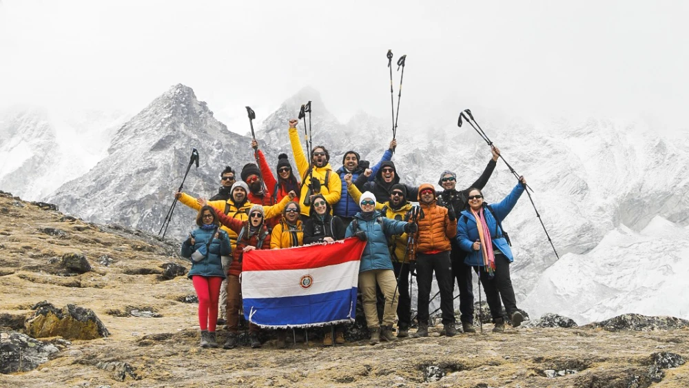 Paraguayos logran hazaña de subir por primera vez en grupo al Everest