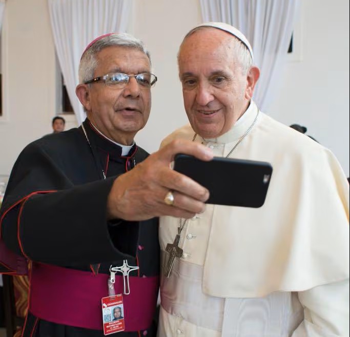 Cardenal Adalberto Martínez parte a Roma para el sepelio del Papa Francisco y el Cónclave: “Amó muchísimo al país y ha dejado un legado muy importante”