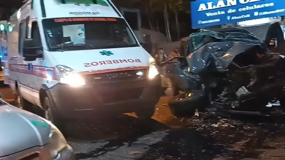 Cuatro heridos en aparatosa colisión entre camioneta y recolector de basura en Coronel Oviedo
