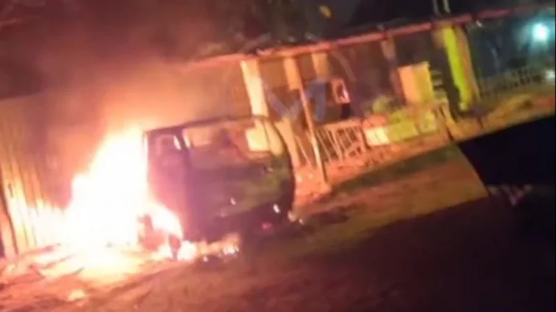 Turba incendia camión de un sospechoso de matar de tres disparos a un joven en Capiatá