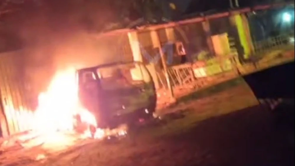Turba incendia camión de un sospechoso de matar de tres disparos a un joven en Capiatá