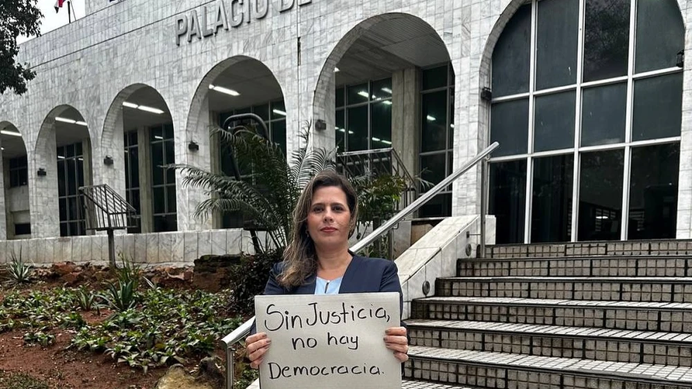 Kattya González suma el noveno urgimiento a la Corte sobre su expulsión del Senado