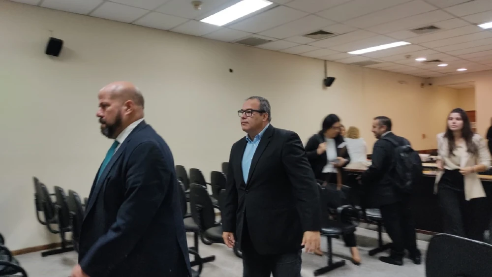 Defensa de Carlos Granada rechaza a jueza de Tribunal y traba inicio de juicio por delitos sexuales