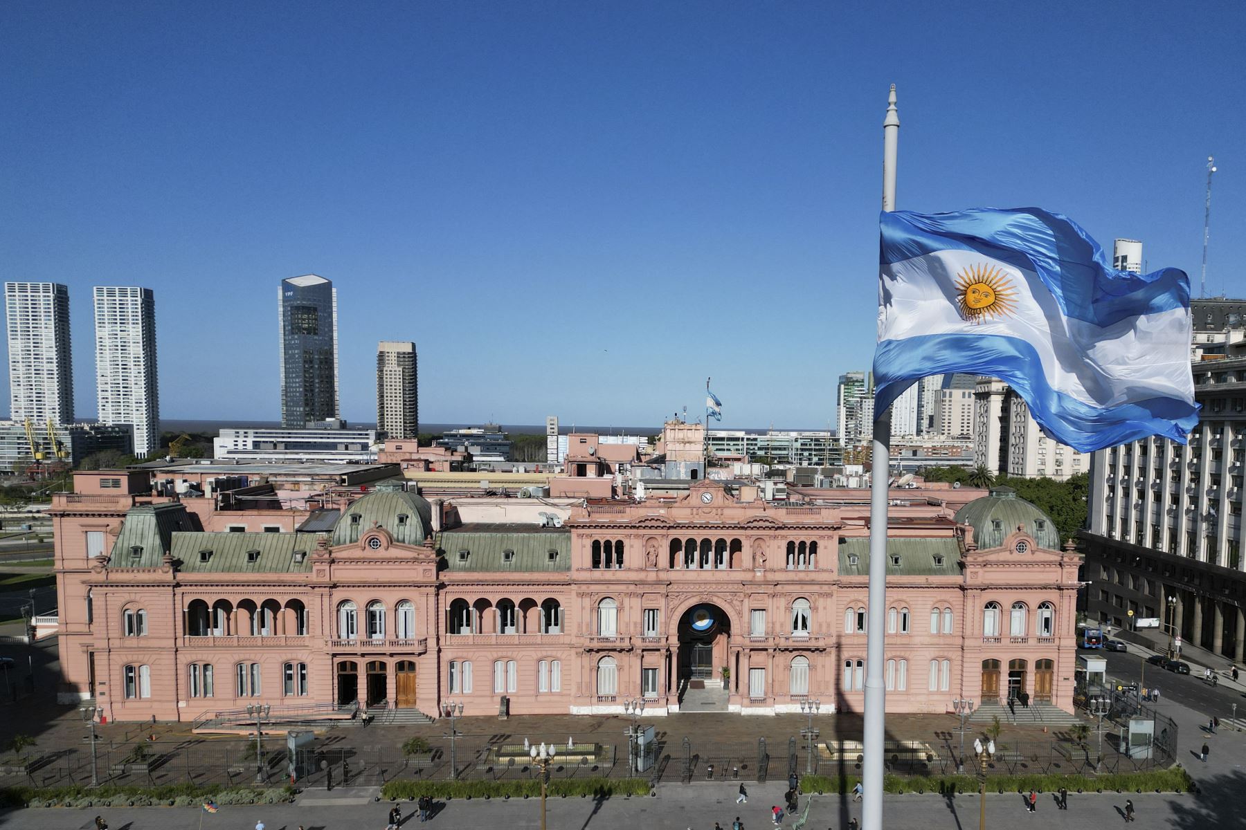 Argentina planea eliminar salud gratuita para extranjeros: impactará en paraguayos sin DNI argentino