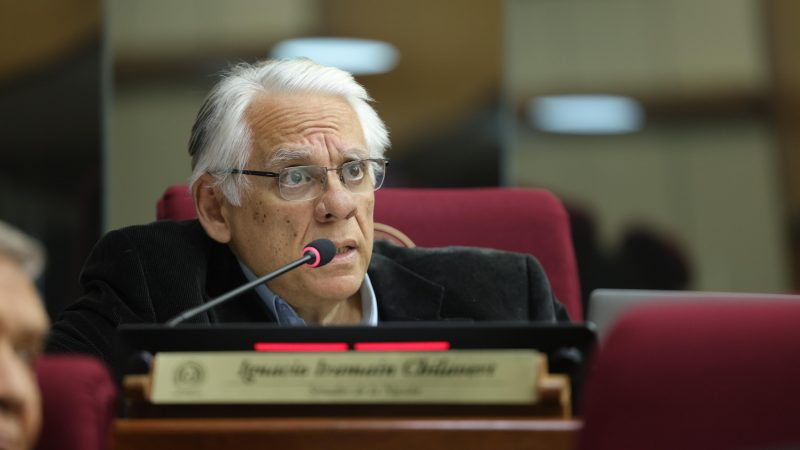 Sistema de salud criminaliza el cansancio: “Los médicos no pueden resistir tantas horas de trabajo e insomnio”, advierte senador