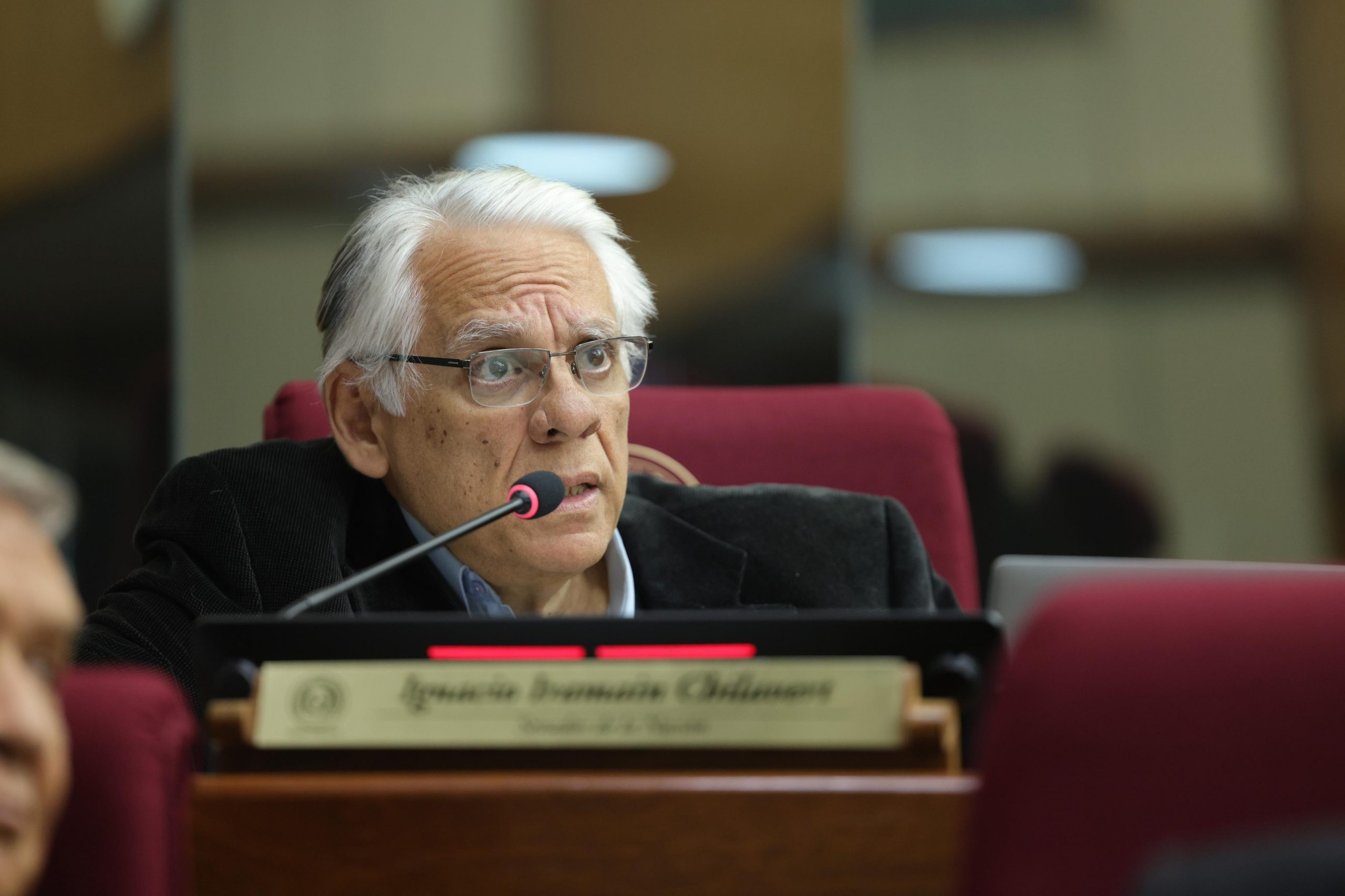 Sistema de salud criminaliza el cansancio: “Los médicos no pueden resistir tantas horas de trabajo e insomnio”, advierte senador