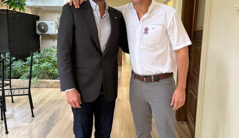 Santiago Peña retorna al país y respalda a Pedro Alliana tras polémico cambio en Yacyretá