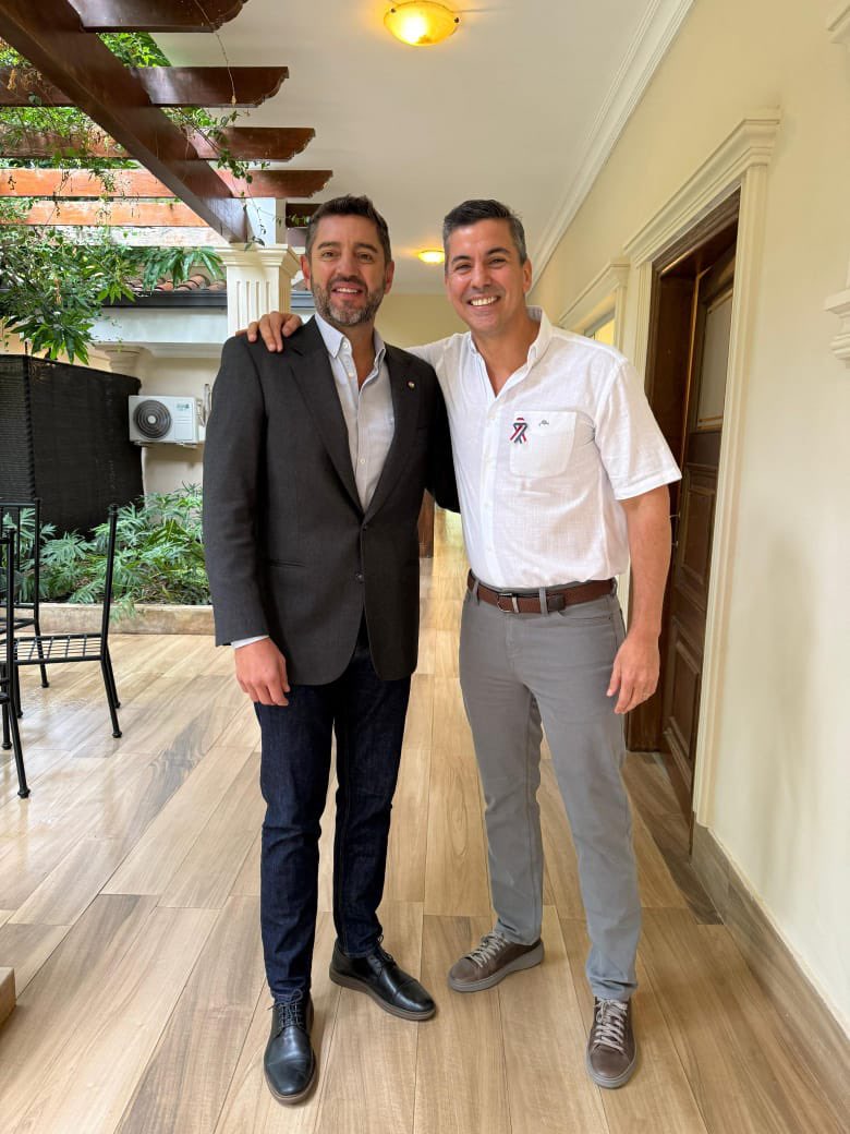 Santiago Peña retorna al país y respalda a Pedro Alliana tras polémico cambio en Yacyretá