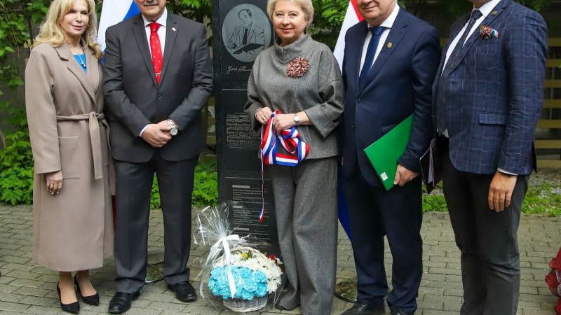 En Moscú, inauguran monolito en honor a José Asunción Flores