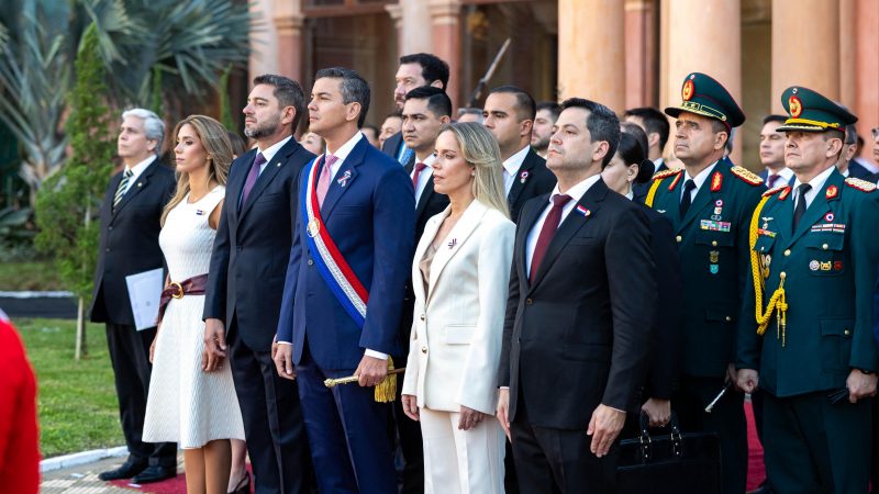 Llegó tarde: Santiago Peña atrasó izamiento de la bandera por los 214 años de independencia