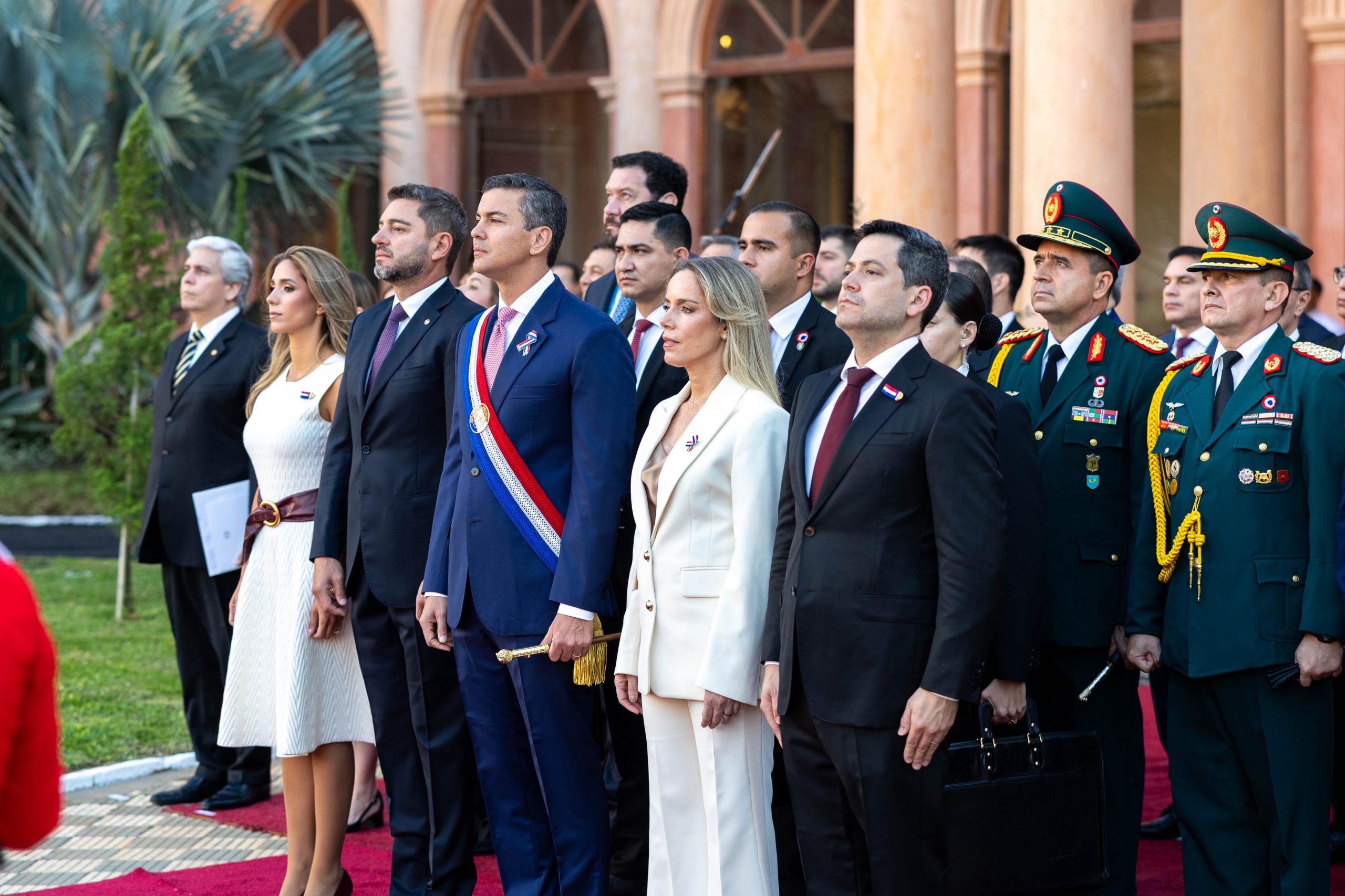 Llegó tarde: Santiago Peña atrasó izamiento de la bandera por los 214 años de independencia
