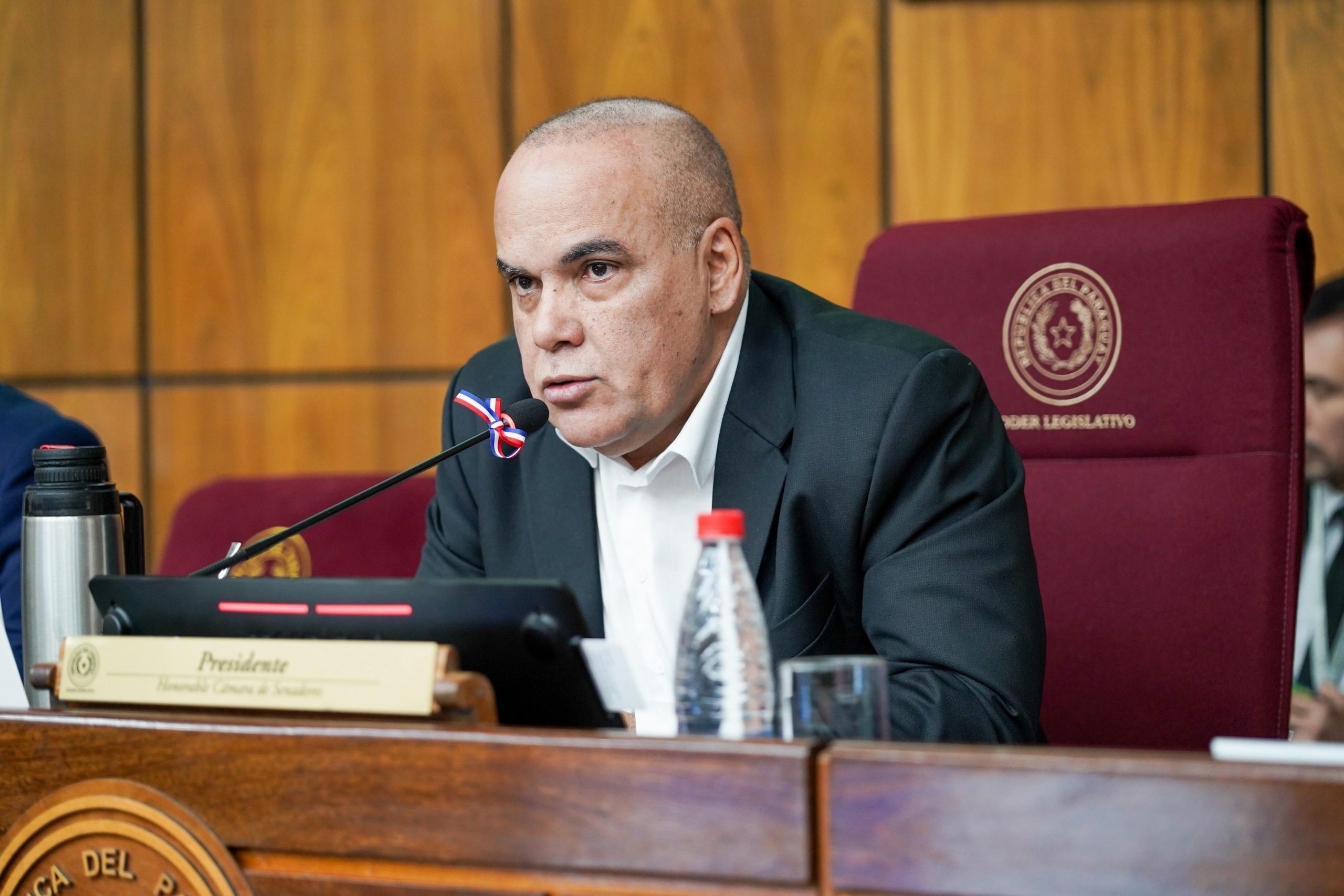 Presidente del Congreso «llama a la cordura» tras escándalo en Diputados