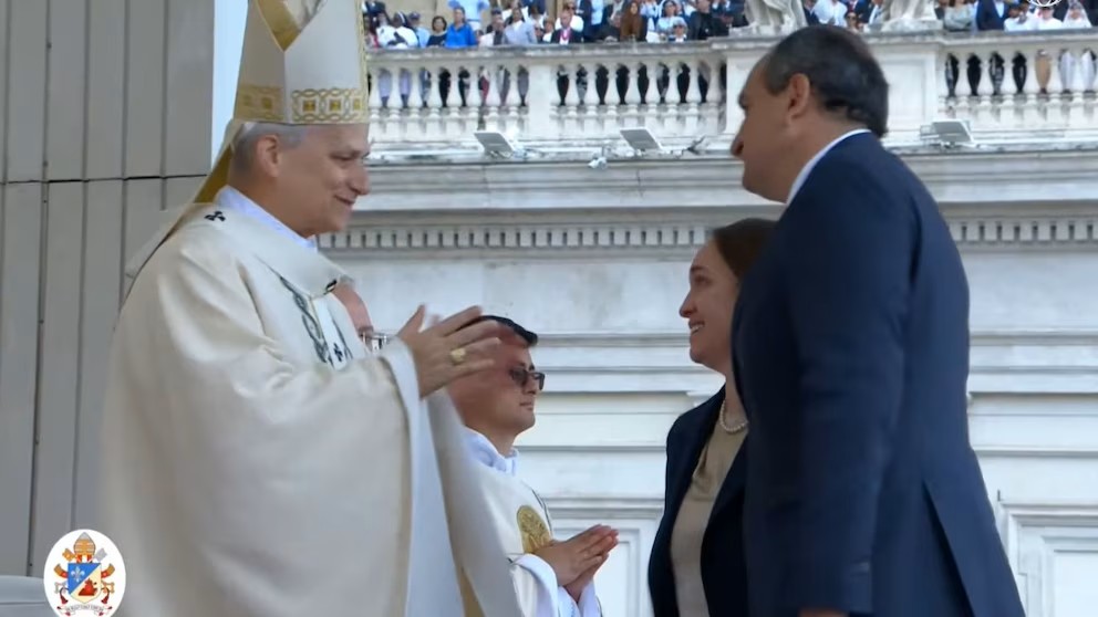 Conmovedor saludo de pareja peruana emociona al Papa León XIV en su primera misa como pontífice