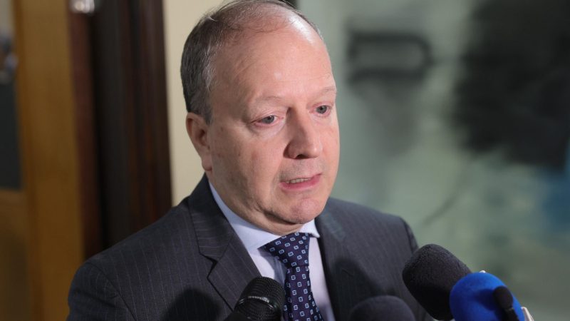 ¿Y la rebaja para cuándo? Ministro pide a Petropar bajar el precio del combustible: “Están dadas las condiciones”