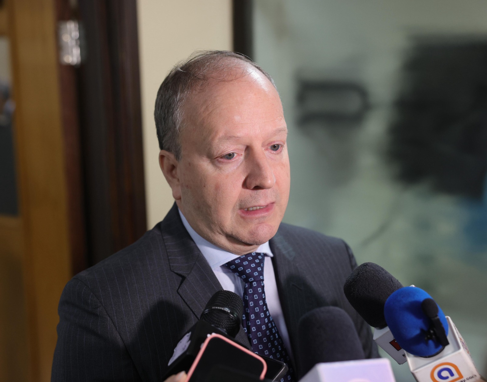 ¿Y la rebaja para cuándo? Ministro pide a Petropar bajar el precio del combustible: “Están dadas las condiciones”