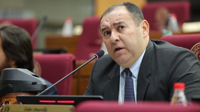 “¿Cómo su socio de tragos le va a juzgar?”: Senador Amarilla pone en duda la imparcialidad del Contralor General por cercanía a la ANR