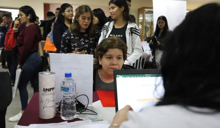 Hubo menos desocupados al primer trimestre de este año, según el INE