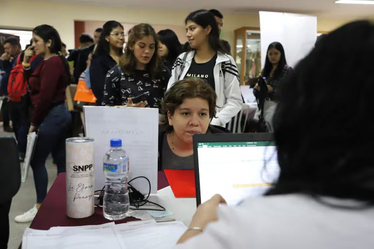 Hubo menos desocupados al primer trimestre de este año, según el INE