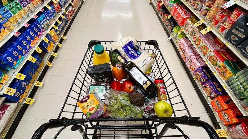 Brecha entre precios y el salario mínimo es cada vez mayor, según economista