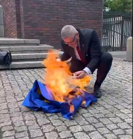 Polémico gesto de candidato polaco: arranca y quema bandera de la UE en protesta por la minería