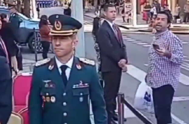 «No hay nada que festejar»: Ciudadano escrachó a Raúl Latorre y desata polémica en pleno acto oficial