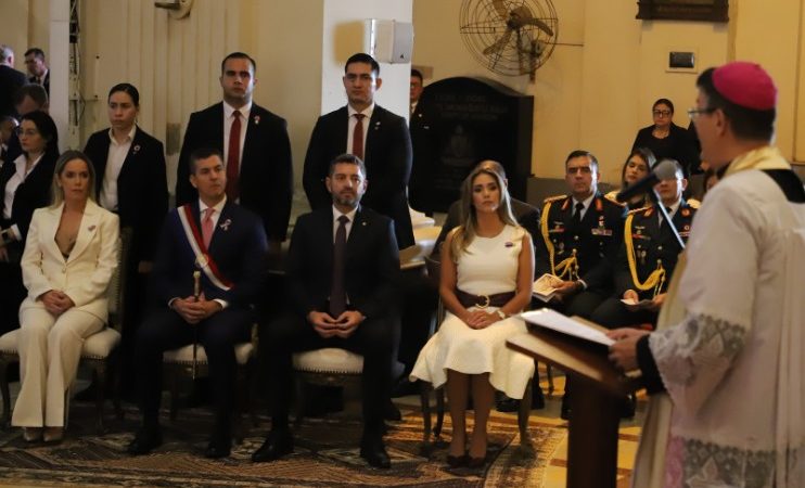 No basta con rezar: Obispo lanzó críticas a sistema corrupto frente a Peña y Alliana durante el Te Deum por la Independencia