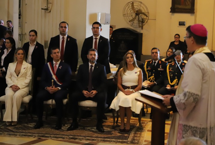 No basta con rezar: Obispo lanzó críticas a sistema corrupto frente a Peña y Alliana durante el Te Deum por la Independencia