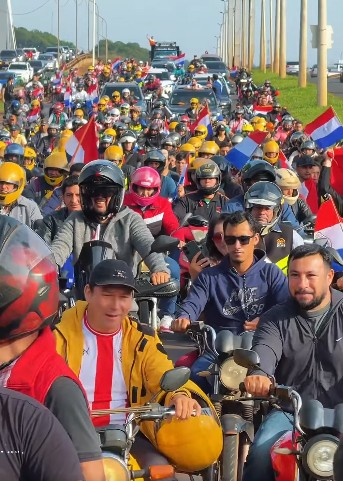 “Este es el pueblo, cansado de que nos atropellen”, afirma Prieto en masiva caravana en defensa de la Municipalidad de CDE