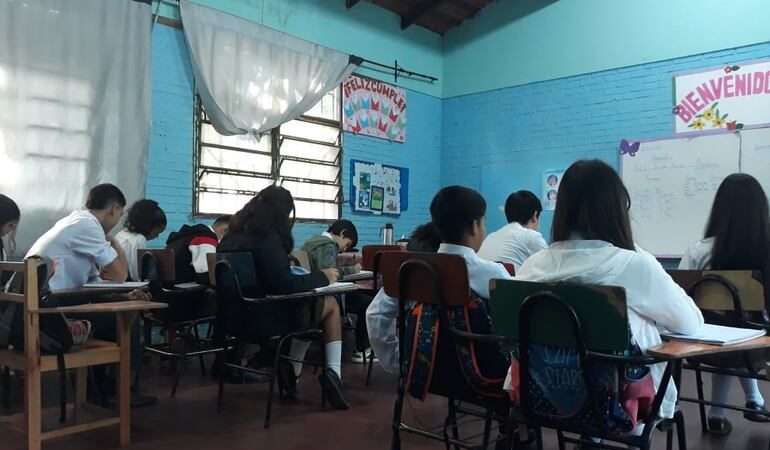 «Niños van a clases en la oscuridad»: Senador Ever Villalba exige rever horario escolar