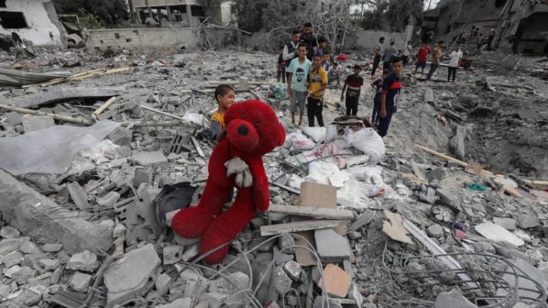“Están quemando su niñez”: Embajador palestino llora por los niños de Gaza