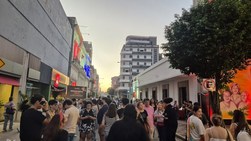 Patriotismo entre botellas y basura: Plazas del microcentro amanecen como vertederos tras festejos en Asunción