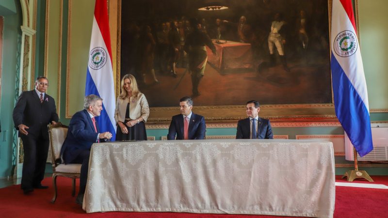 Embajador con prontuario: Peña jura a Baiardi pese a denuncias de títulos falsos y corrupción