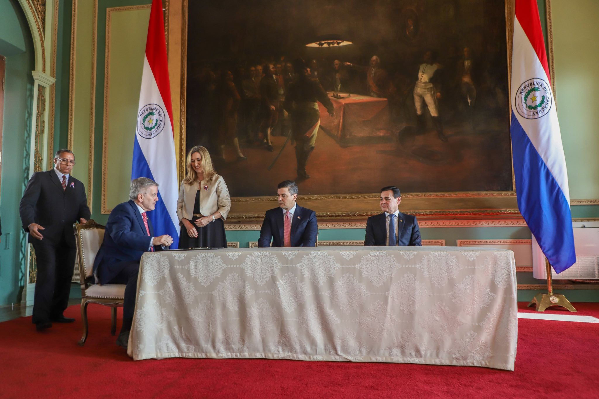 Embajador con prontuario: Peña jura a Baiardi pese a denuncias de títulos falsos y corrupción