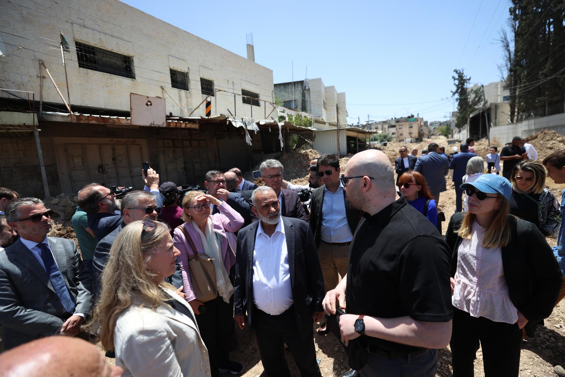 Impactante: Fuerzas israelíes disparan durante visita de diplomáticos europeos en Cisjordania