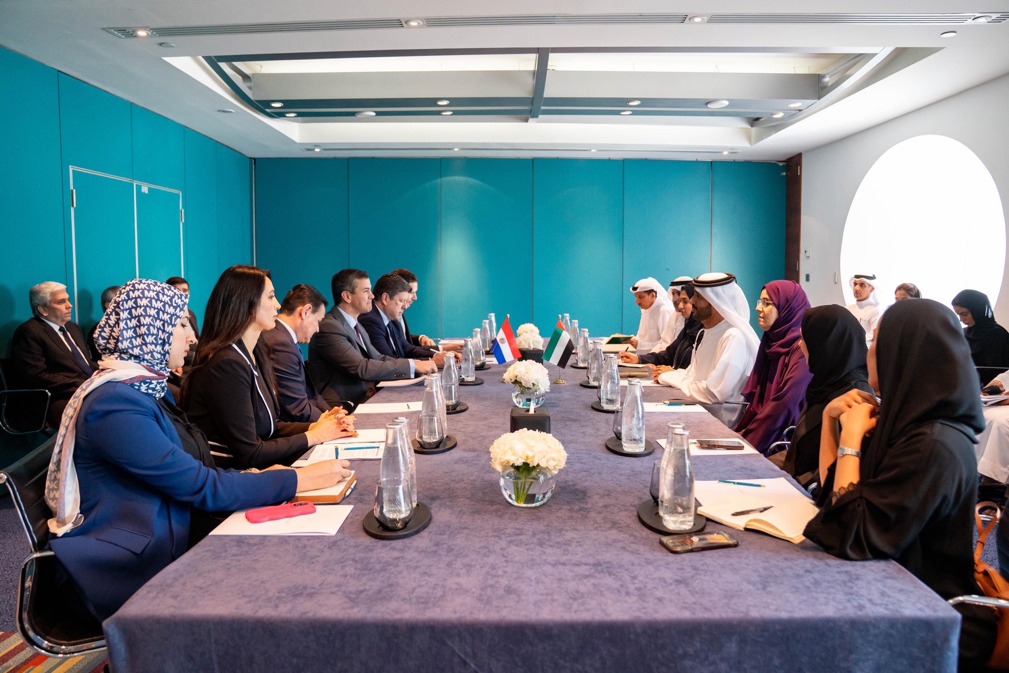 Santiago Peña se reúne con autoridades y empresarios de Emiratos Árabes Unidos