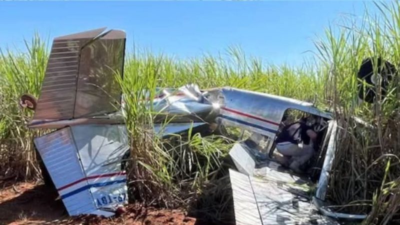Aterrizaje forzoso en Campo 9: avioneta capota y sus cinco ocupantes sobreviven de milagro