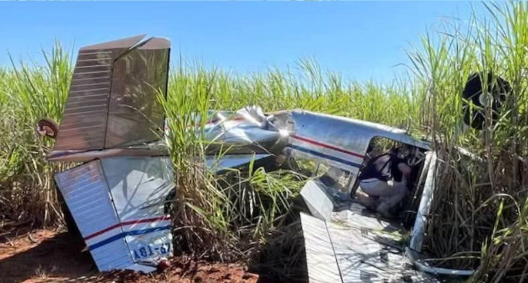 Aterrizaje forzoso en Campo 9: avioneta capota y sus cinco ocupantes sobreviven de milagro