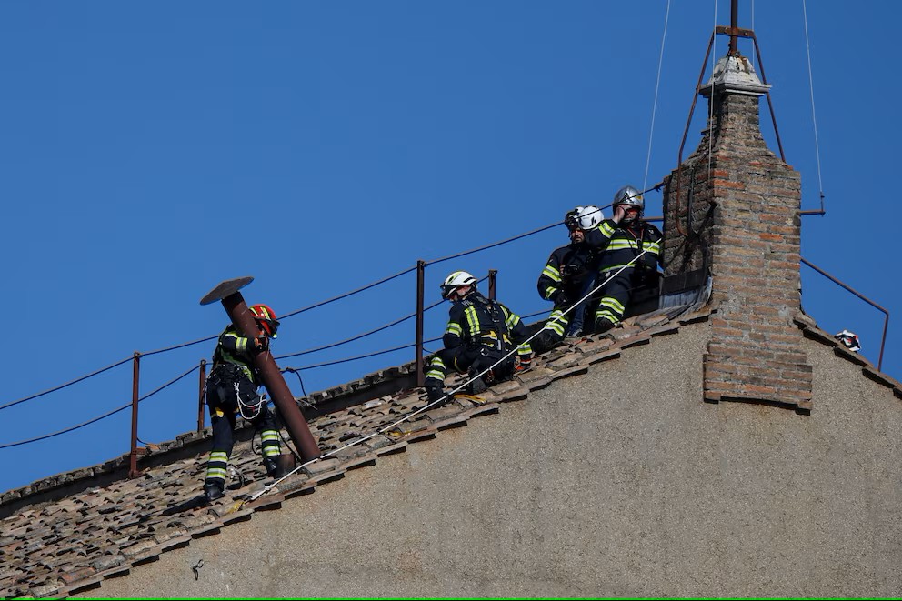 Se viene el humo sagrado: El Vaticano instala la chimenea que anunciará al nuevo Papa