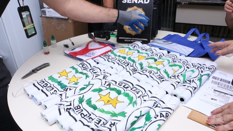 Banderines patrios con cocaína: disfrazaron droga con símbolos nacionales