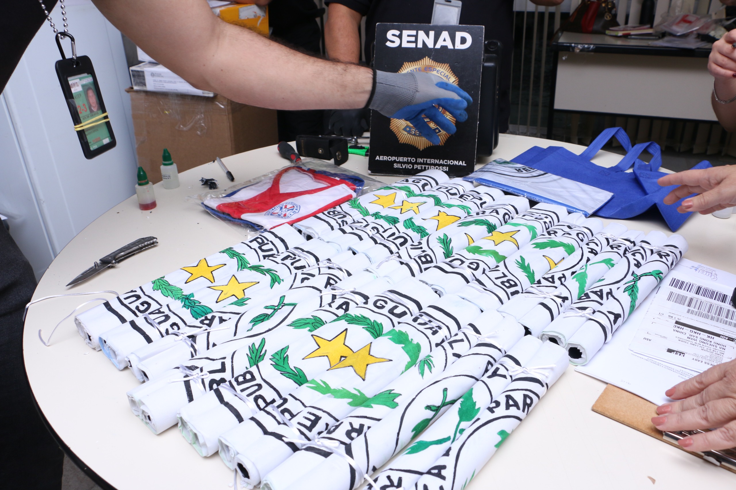 Banderines patrios con cocaína: disfrazaron droga con símbolos nacionales